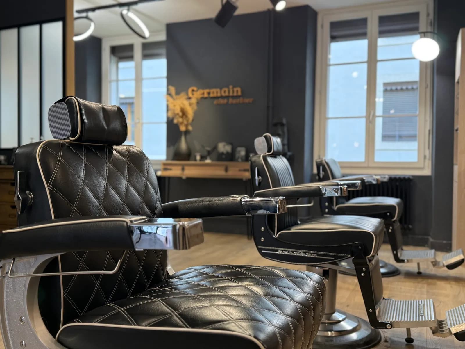 Les fauteuils barbier du salon Germain, côté barbier